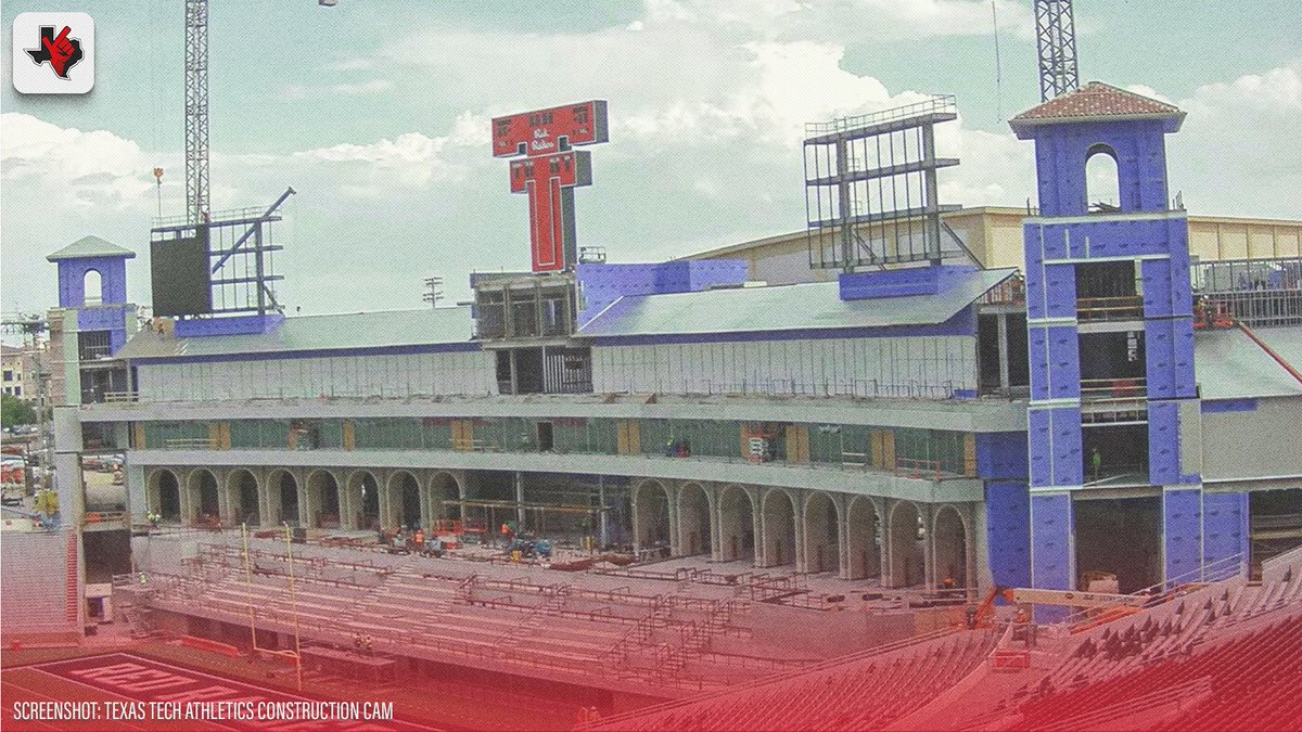 🚧 𝗖𝗢𝗡𝗦𝗧𝗥𝗨𝗖𝗧𝗜𝗢𝗡 𝗨𝗣𝗗𝗔𝗧𝗘: Crews are starting to put in the video screens for one of the new video boards in the new south endzone! 🏈