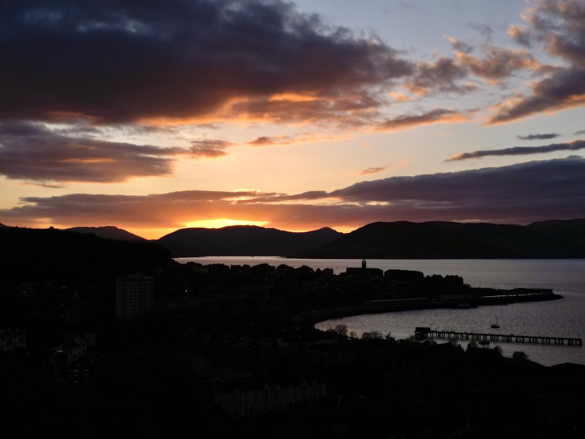 'It’s great to get back to the longer days and spectacular sunsets. The golden hour colours this evening were a good start' 🌅 Discover Inverclyde👇 discoverinverclyde.com Thanks to @mjgardner73 for the photos 📸 #DiscoverInverclyde #Gourock #ScotlandIsCalling #ScotlandIsNow