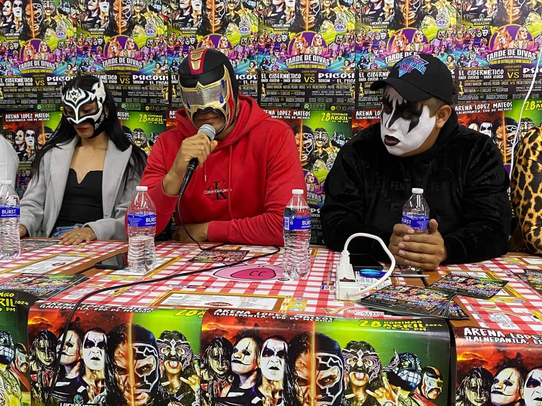 LaTijeraLucha's tweet photo. Terminando la conferencia de #LuchaLibreMagazine y #ProduccionesMaskaraNocturna en #TaqueriaChabelo, donde gran parte del elenco de hizo presente para invitar y “calentar el cazo” para la gran función del domingo 28 de abril en #ArenaLopeMateos, donde #PigDestroyer fue el primero https://t.co/z0eF75T0yn