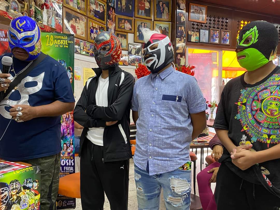 LaTijeraLucha's tweet photo. Terminando la conferencia de #LuchaLibreMagazine y #ProduccionesMaskaraNocturna en #TaqueriaChabelo, donde gran parte del elenco de hizo presente para invitar y “calentar el cazo” para la gran función del domingo 28 de abril en #ArenaLopeMateos, donde #PigDestroyer fue el primero https://t.co/z0eF75T0yn