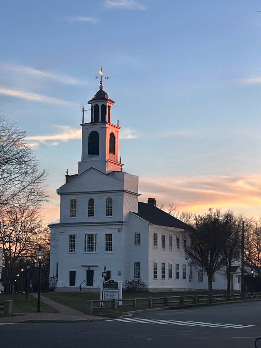 foundmycalling's tweet photo. Love the shadow of the setting sun on the church in town center. https://t.co/NYWDa9hlKT