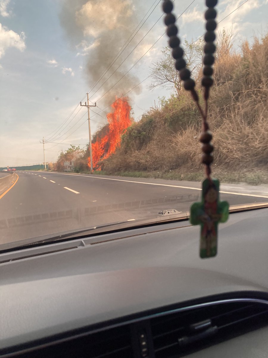 Incendio en maleza carretera de oro frente a Universidad Don Bosco <a href="/BomberosSV/">Bomberos El Salvador 🧑‍🚒🚒🇸🇻</a>
