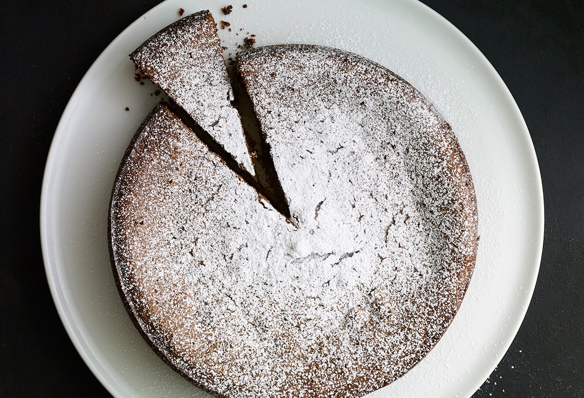 If you love a rich, chocolatey cake, here's one of my faves! It's made with nutty almond flour, instead of regular flour, so it's perfect for Passover. Or enjoy it anytime!! patijinich.com/almond-and-cho…