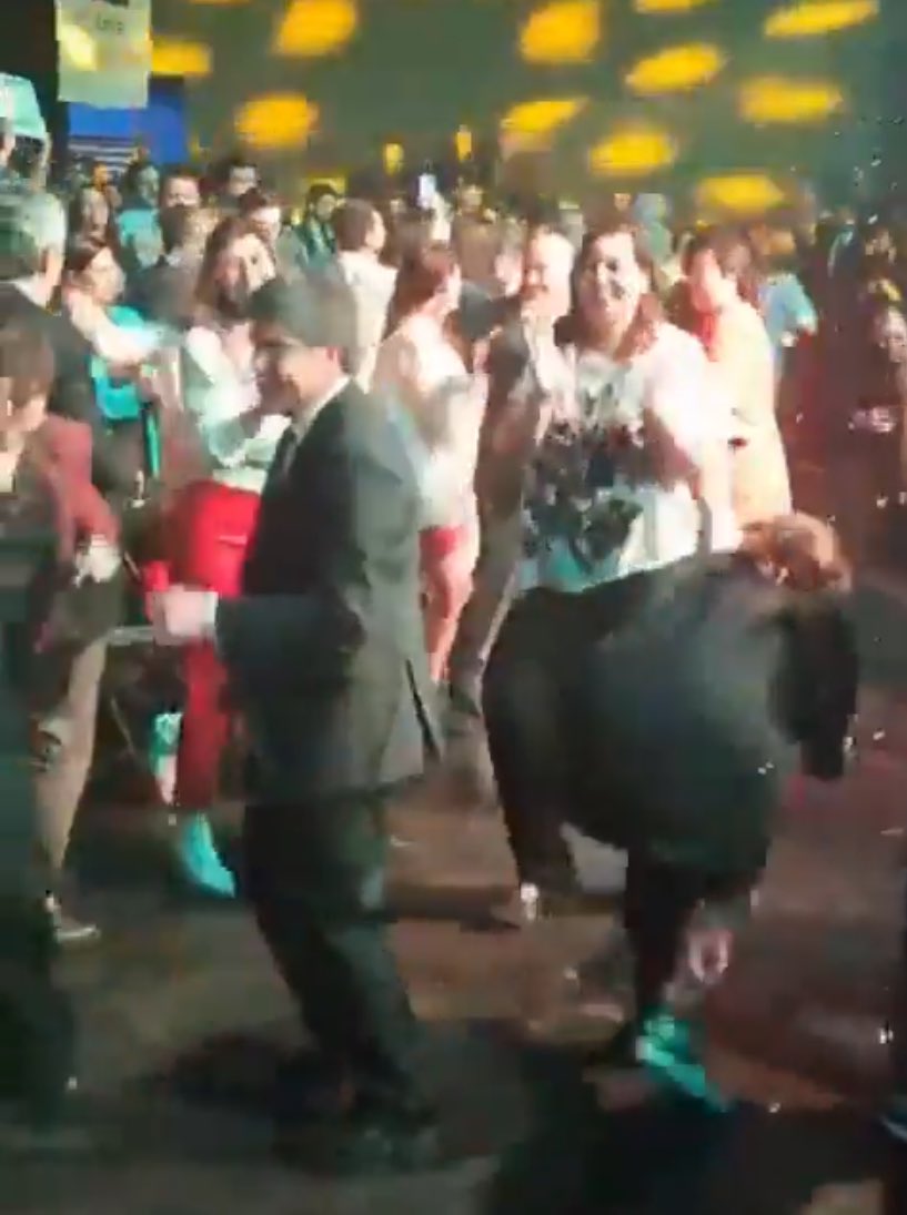 NO TIENEN DERECHO A BAILAR
Lo q nos obligaban a bailar para pasar, los q nos impidieron salir a pasarlo bien xp saqueaban y quemaban restoranes y locales nocturnos.
Los q hicieron creer a otros q todo era caos y destrucción, no tienen derecho a ser felices, xq son unos infelices.