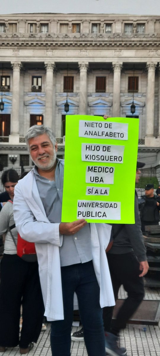 #MarchaUniversitaria 

La educación pública se defiende 🩵🤍🩵