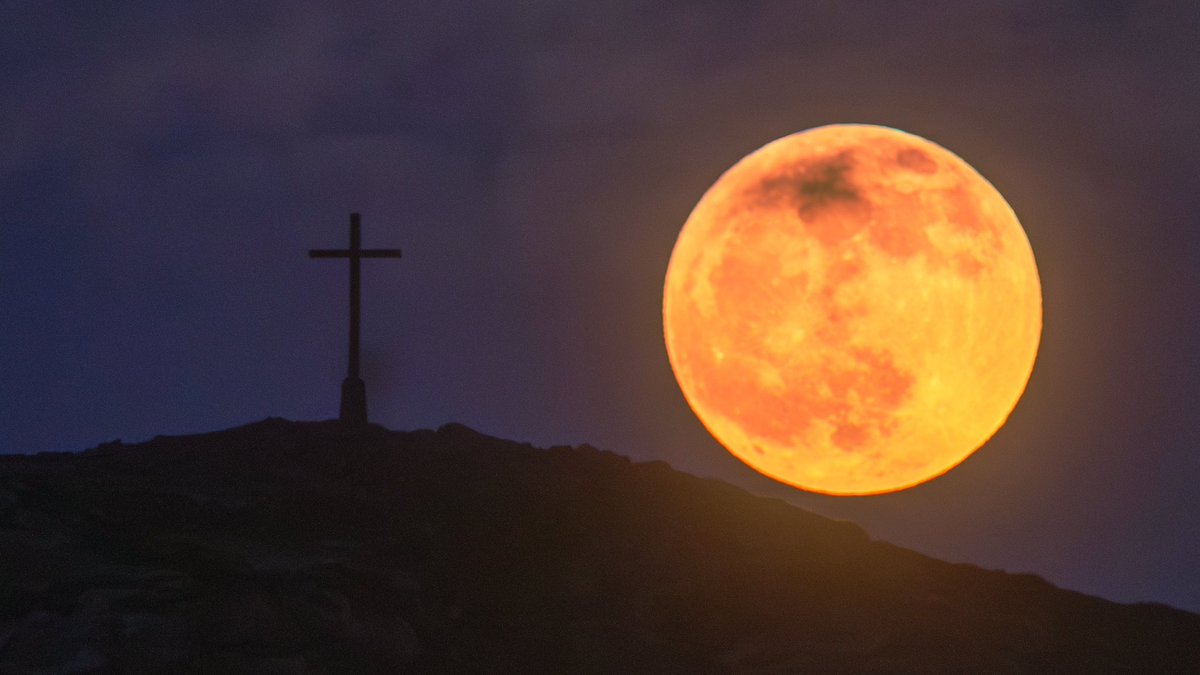 These were the best I was able to get from this evening’s moonrise. Unfortunately it was a bit of a flop but not because of the weather, it was due to human error as the moon rose just beside the cross when it started to appear. #bray #wicklow #ireland #moonrise