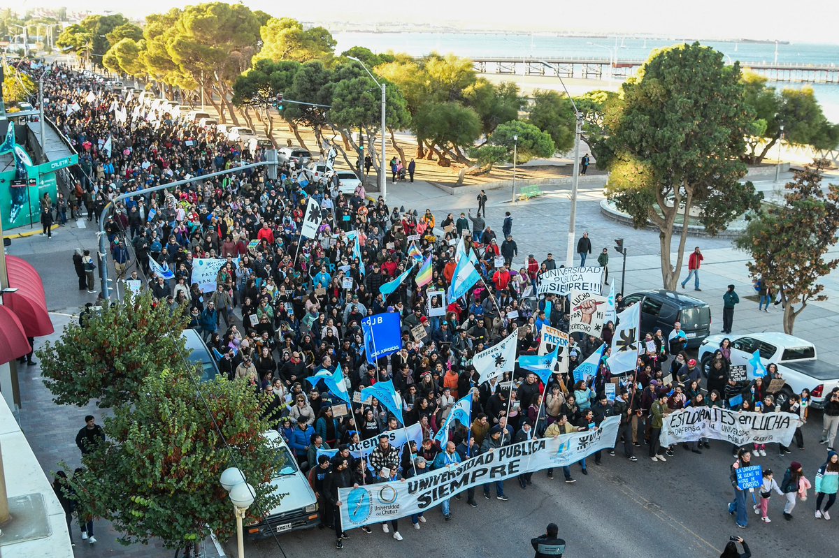 Gus_Sastre's tweet photo. Hoy, junto a vecinos de nuestra ciudad, participamos de la movilización en defensa de la universidad pública y ratificamos nuestro acompañamiento y respaldo en todo lo que podamos aportar. La educación es fundamental para lograr la sociedad que queremos y nos merecemos. 

Siempre nos van a encontrar de este lado, defendiendo a la universidad pública, que es un motor imprescindible y fundamental para nuestra querida República Argentina.