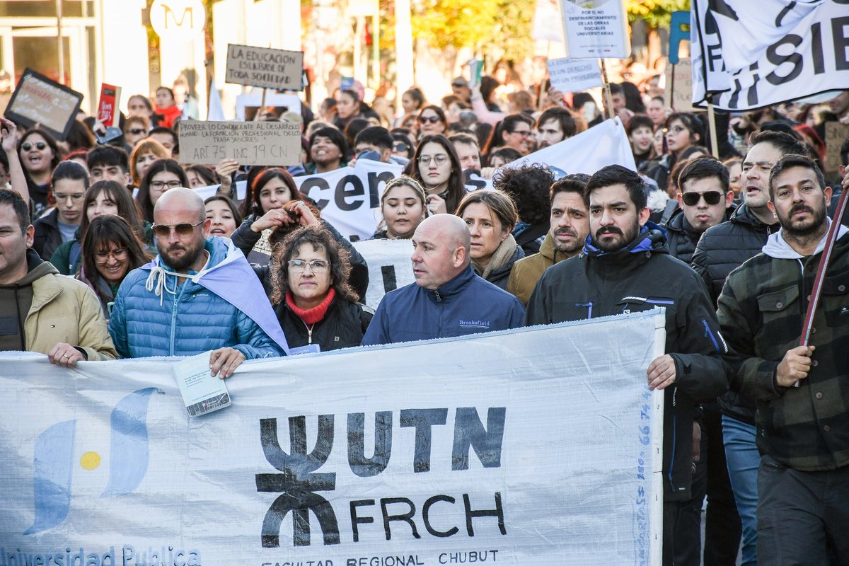 Gus_Sastre's tweet photo. Hoy, junto a vecinos de nuestra ciudad, participamos de la movilización en defensa de la universidad pública y ratificamos nuestro acompañamiento y respaldo en todo lo que podamos aportar. La educación es fundamental para lograr la sociedad que queremos y nos merecemos. 

Siempre nos van a encontrar de este lado, defendiendo a la universidad pública, que es un motor imprescindible y fundamental para nuestra querida República Argentina.