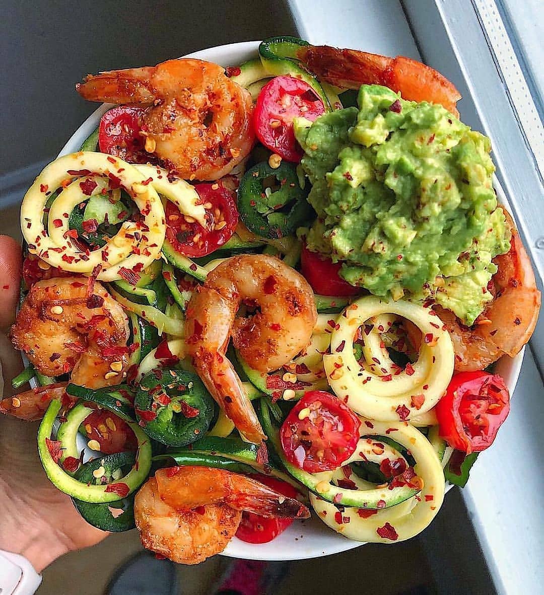 Details 👉🏻 Baked shrimp 🍤 at 400F for 15 mins with chili lime seasoning sprinkled on top + zoodles cooked for 3-4 mins in avocado oil and topped with red pepper flakes + 1/2 mashed avocado + tomatoes + jalapeños 😎 📸By - choosing_balance #lowcarb #keto #hflcdiet #ketosalad