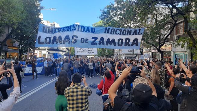 UNLZoficial's tweet photo. #MarchaFederalUniversitaria https://t.co/wVUxRTa5oG