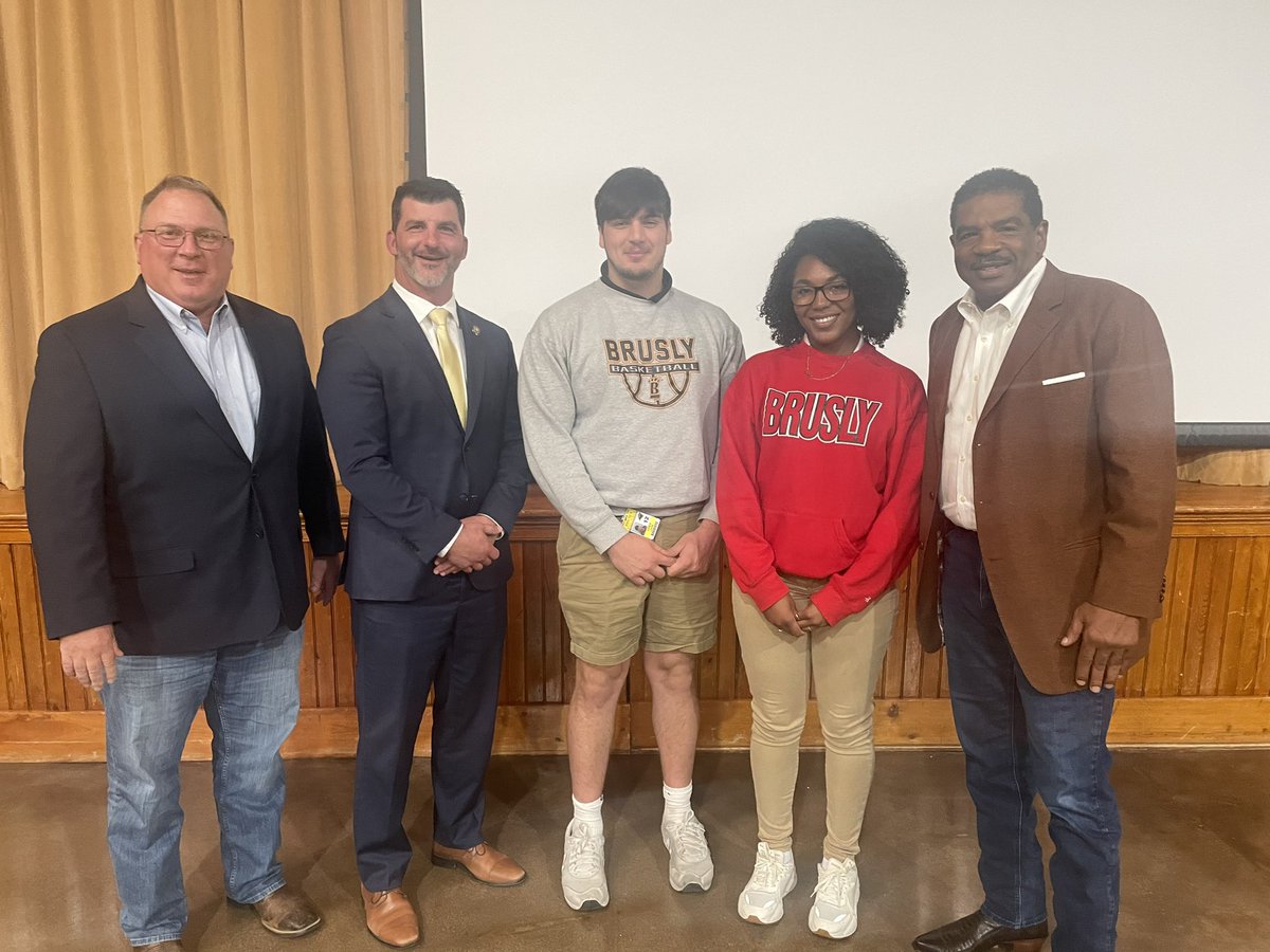 Great opportunity for Laila & Cody to attend the monthly wBR Chamber luncheon.  They were in the presence of BHS distinguished alumni.  DA ‘81 Tony Clayton
Parish President’85 Jason Manola
State Senator’2000
Caleb Kleinpeter
