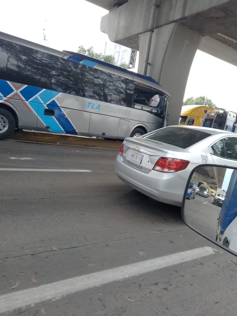 victorcabreramx's tweet image. #Puebla|| Reportan un percance vehicular sobre la autopista #México - #Puebla a la altura de #LaMaría con sentido a #FINSA, debido a que un autobús de pasajeros pierde el control e impacta contra una base que sostiene el segundo piso de la autopista.

#TomePrecauciones