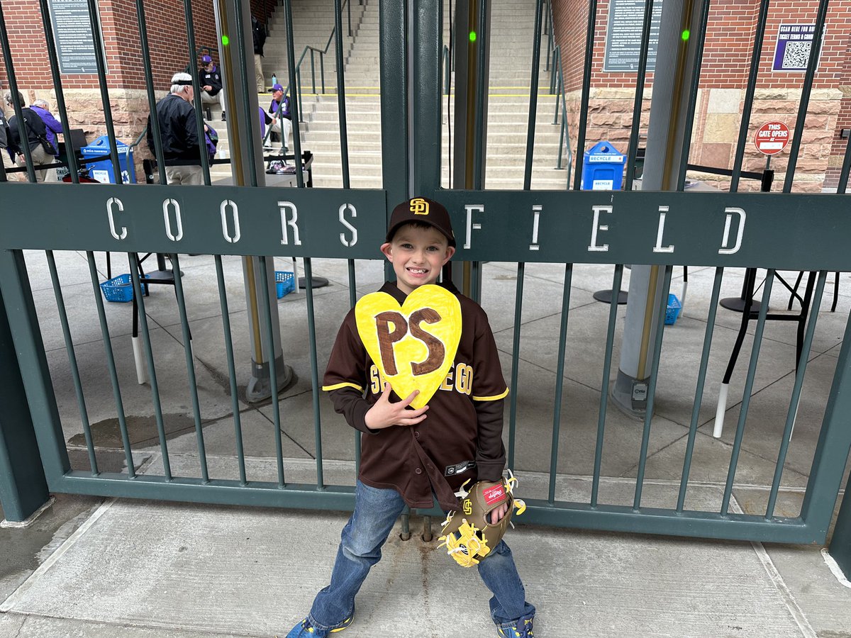 There’s a @Padres fan waiting at the gate!!! He’s ready and hoping to get spotted by his favorite broadcasters @DonOrsillo @heyscan @jesseagler @tonygwynnjr and Mud! #ForTheFaithful #HometownClub