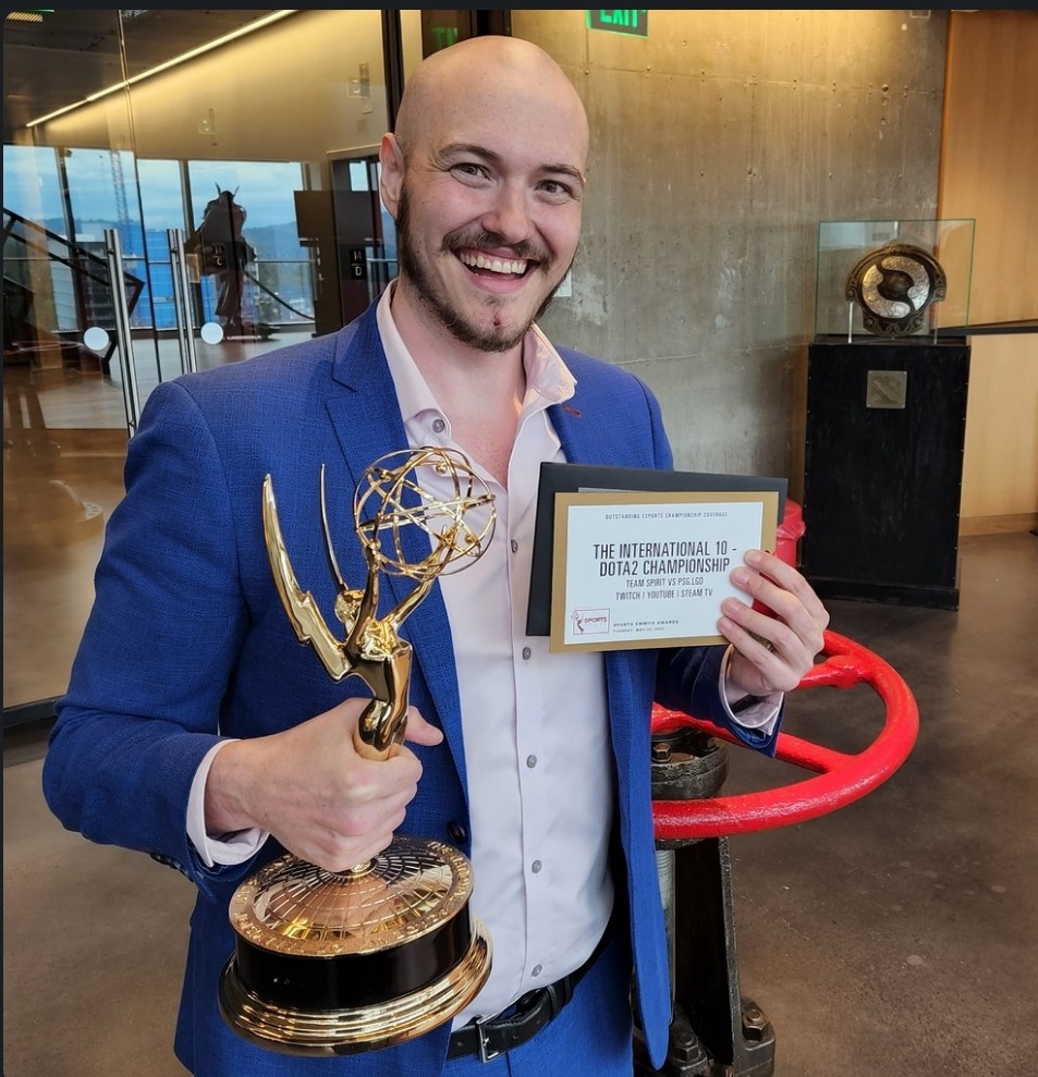 ANOTHER FOR THE SHELF PUT THAT WEBBY NEXT TO THE EMMY BABY WAHT OTHER AWARDS END IN Y IM COMIN FOR EM ALL jokes aside working on this show with @WePlay_Studios, @filianIsLost, and @LongLiveReya was a joy, vtubers are nuts and learning about that world was a wild experience! GGS