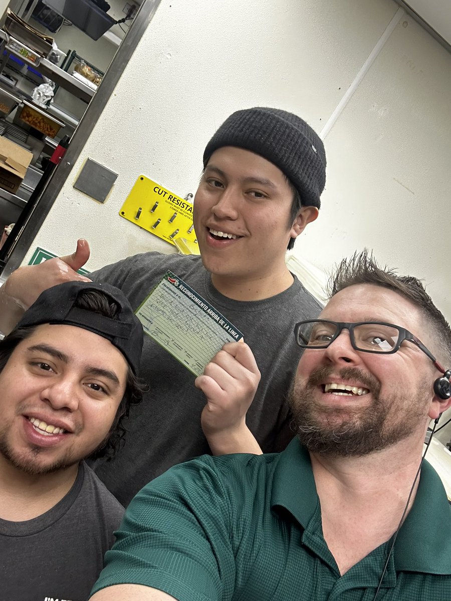 yardbird83's tweet photo. #Turbochef day @Chilis Oswego! These HOH goofballs killed it during training and put out some great looking food! 4:56 ticket time for lunch! #kof3 #1minnachos @GumpMike @NicholasBPaxton @j_sirkel @LynAj4 https://t.co/X3w41v3DpJ