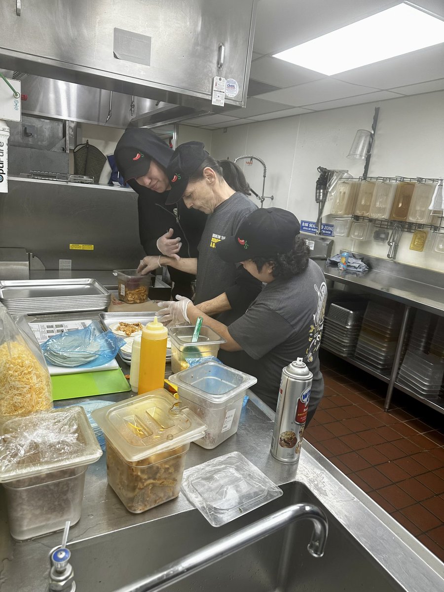 yardbird83's tweet photo. #Turbochef day @Chilis Oswego! These HOH goofballs killed it during training and put out some great looking food! 4:56 ticket time for lunch! #kof3 #1minnachos @GumpMike @NicholasBPaxton @j_sirkel @LynAj4 https://t.co/X3w41v3DpJ