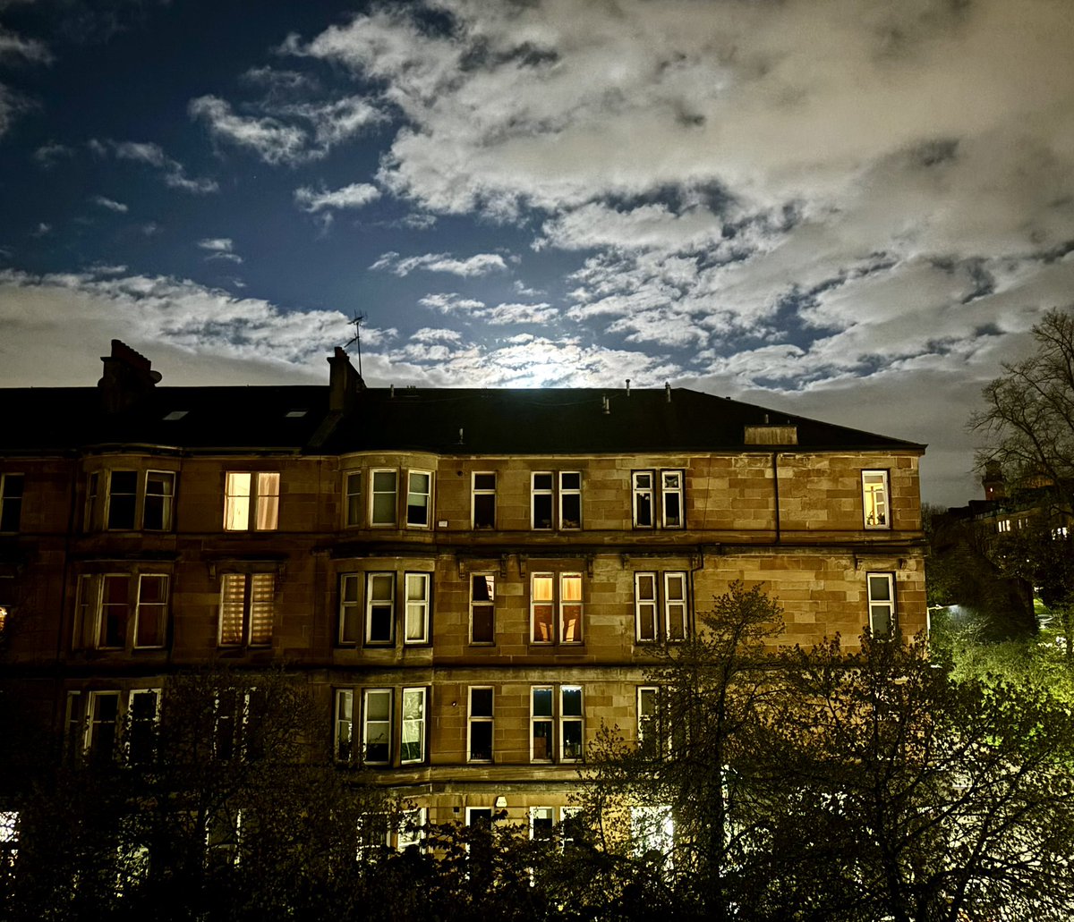Full moon hiding behind a Glasgow tenement 💙 #Glasgow #fullmoon