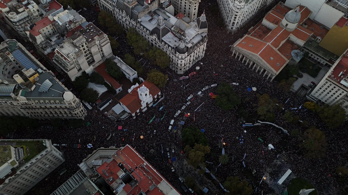 izquierdadiario's tweet photo. La multitudinaria movilización universitaria fue la marcha más masiva desde que comenzó el Gobierno de Milei y una de las más grandes de la historia en defensa de la educación pública. https://t.co/7v5sAdHAVQ
