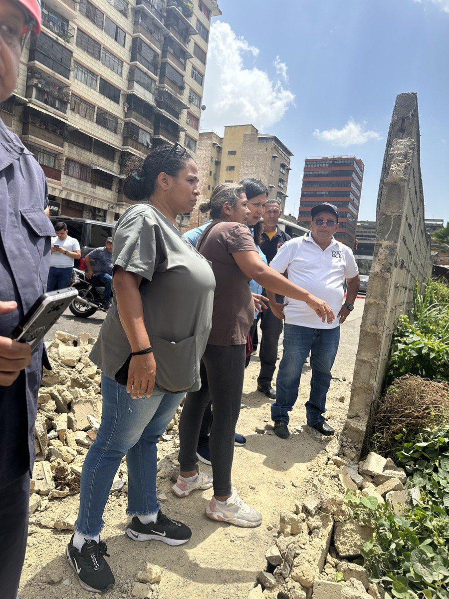 En la parroquia San José, la alcaldesa Carmen Meléndez, realizó una inspección por un asentamiento de tierra que compromete parte de la av. Panteón, por una posible filtración de agua, generando grietas en el muro de contención y en el pavimento. #Oriele #donnalisi #23Abr