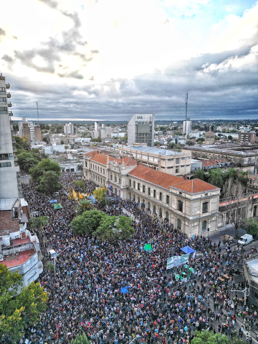 arg_epilab's tweet photo. #MarchaFederalUniversitaria 
Abrazo a la  @UNLitoral. Ciudad de Santa Fe. Había cuadras laterales colmadas que no aparecen. 
Fotazas de @elbobsessive ! ♥️🇦🇷💪🏼🔥 https://t.co/3Qn0xTgm1k