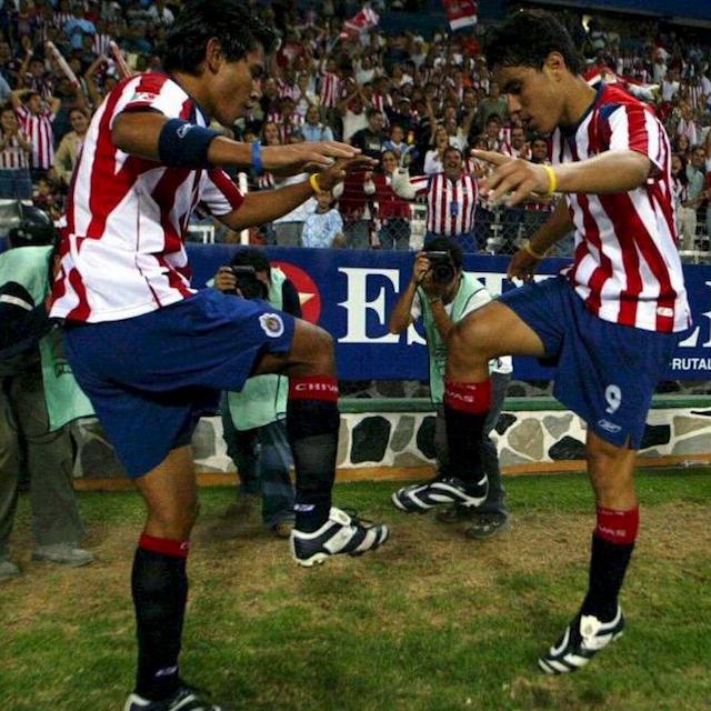 EL CLÁSICO TAPATÍO:
En el que los Alegres Compadres bailaron a los zorros. Era el Apertura 2006 y Chivas en el Jalisco quería el triunfo para perfilarse a la liguilla y buscar el título. Fue así que con goles de Omar Bravo y dos de Venado Medina, le metieron 3 a 1 al Atlas.