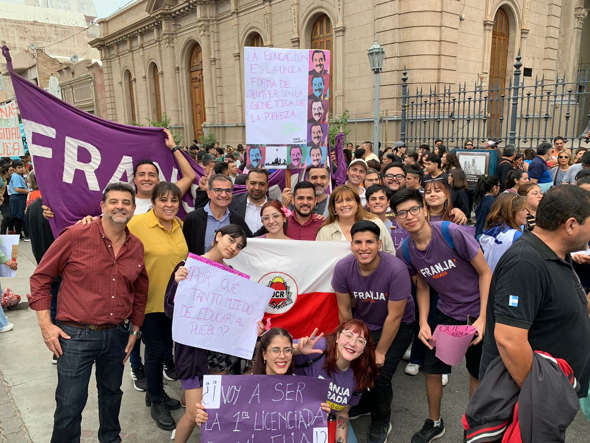 Charlessayala's tweet photo. Educar es combatir y el silencio no es idioma. Aquí, de este lugar de la brecha, siempre. 🇲🇨🇦🇷

#MarchaFederalUniversitaria #EducaciónPúblicaSiempre https://t.co/xmhIoXnLBm