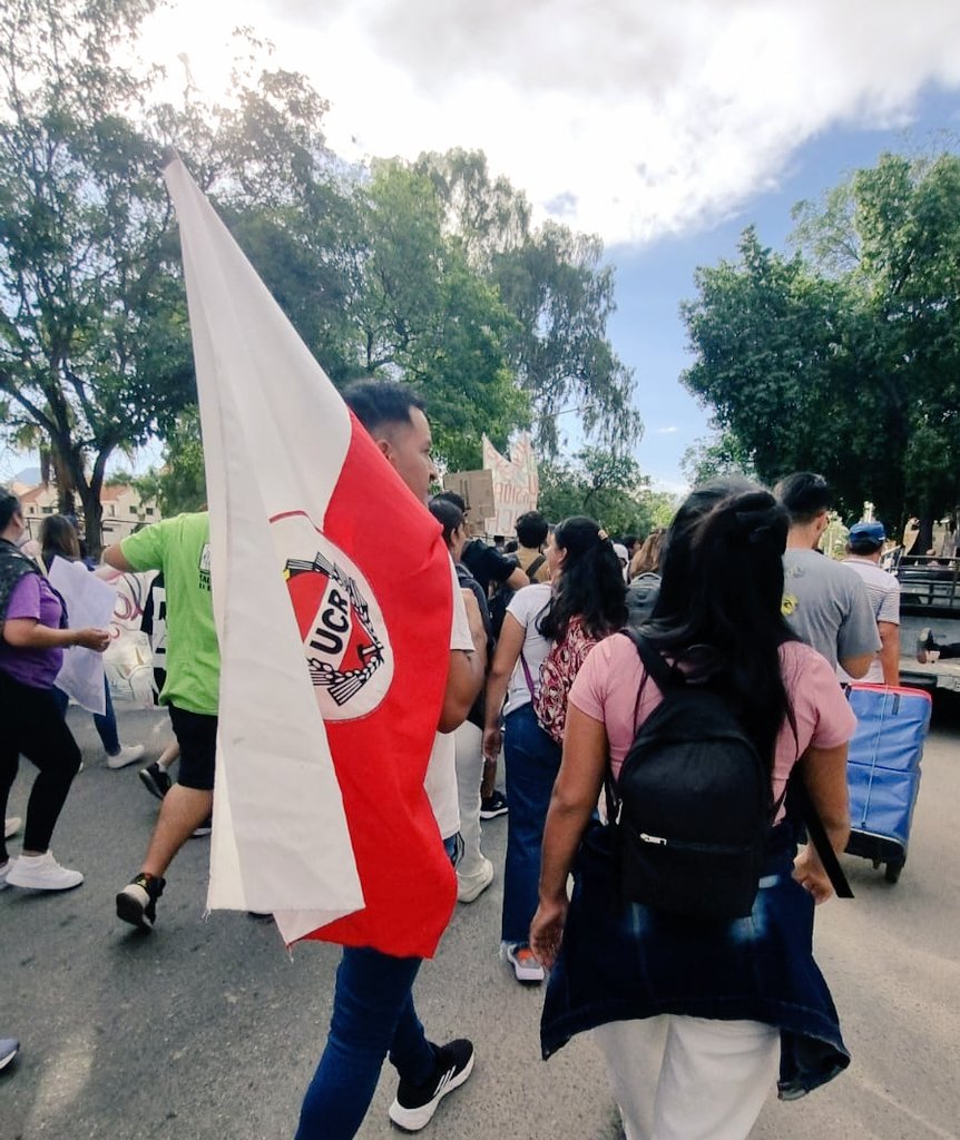 Charlessayala's tweet photo. Educar es combatir y el silencio no es idioma. Aquí, de este lugar de la brecha, siempre. 🇲🇨🇦🇷

#MarchaFederalUniversitaria #EducaciónPúblicaSiempre https://t.co/xmhIoXnLBm