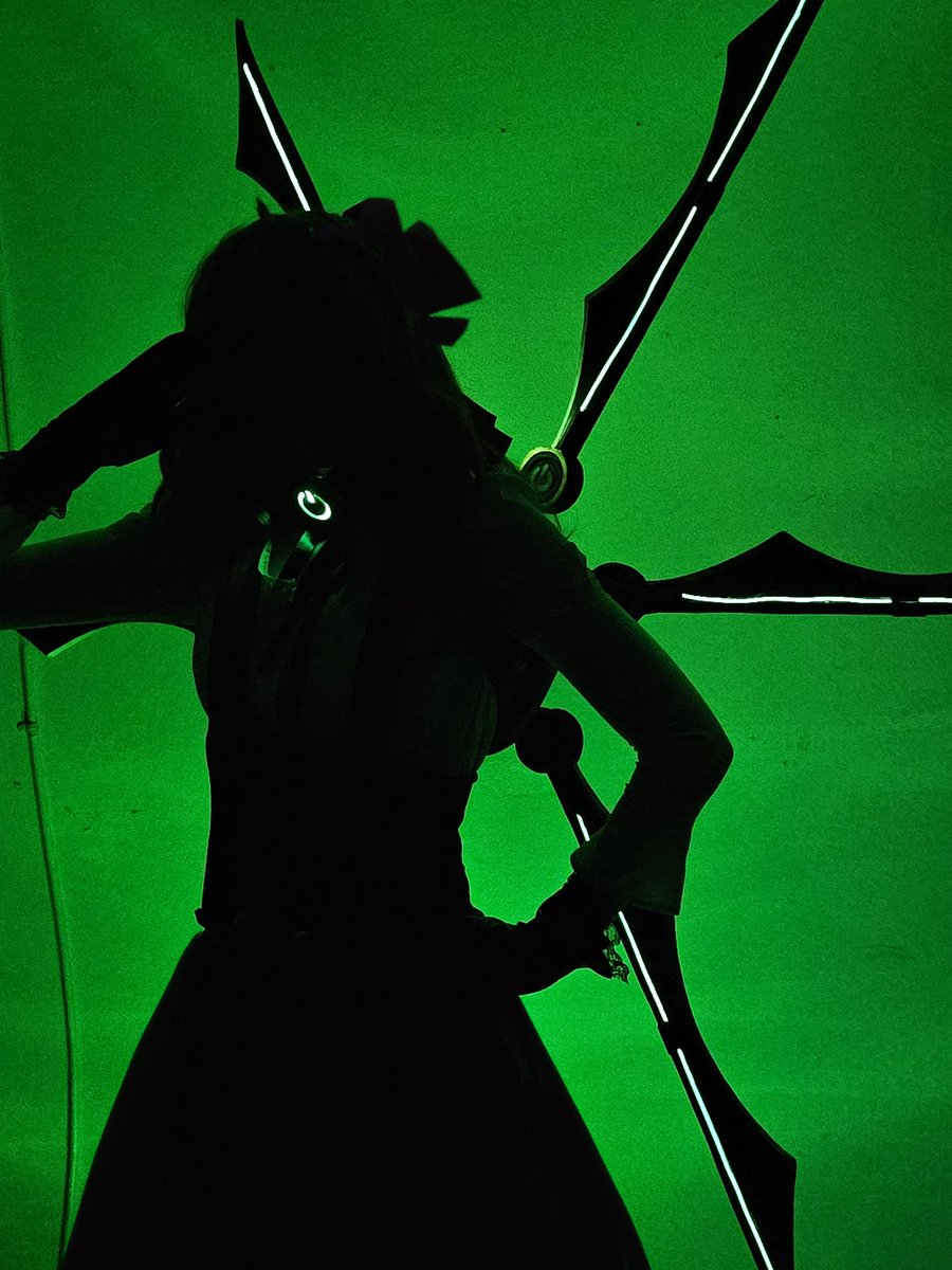 Tinyflower49's tweet photo. Oooohhh.. Greeeen...
Have the long overdue Penny photos. Now featuring light up swords and other bits!
#SaveRWBY https://t.co/639ZTy1uY8