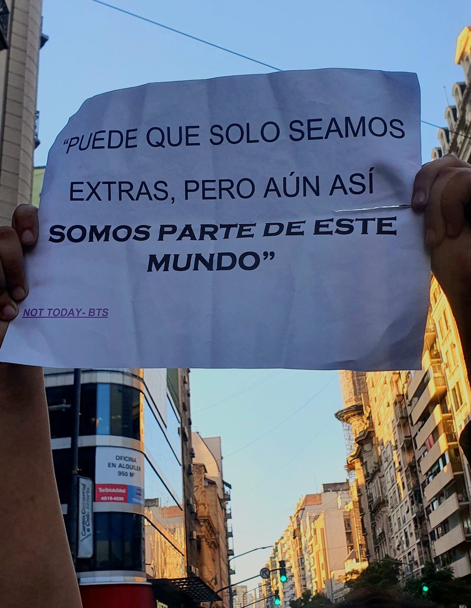 >> Mi amiga con este cartel, en plena Plaza de Mayo y con una frase de Not Today es simplemente cine🚬 #MarchaUniversitaria