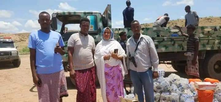 Jigjigamedia's tweet photo. #Majeerteen businesswomen from Puntland donated food and other items to the #Liyu Police and #Issa militia who are fighting inside #Afar region with #Afar pastoralists. Her Name is Koraad Abdirizak https://t.co/F3ZMD1AYBC