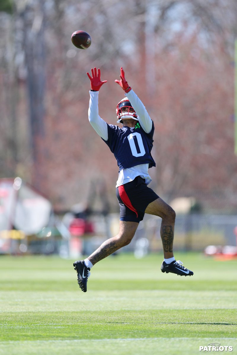 EricJAdler's tweet photo. Snapshots from Day 1 of #Patriots Voluntary Veteran Mini Camp. 📸 GALLERY:  https://t.co/4yZgESHnAO #ForeverNE https://t.co/q7rVT681s1