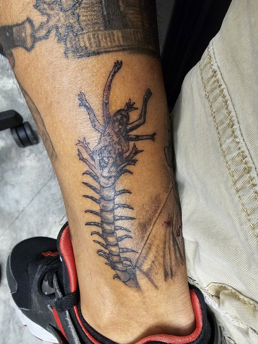 BigBubbleBoy's tweet photo. My newest edition to my Horror Leg &amp; I Absolutely love how it came out my Human Centipede Tattoo the detail on Martin is amazing I'm sure @tom_six &amp; @LaurenceRHarvey would be proud #horror #HorrorCommunity #HorrorMovies #horrorfan #horrorjunkie  #thehumancentipede #horrortattoo https://t.co/tTUhqMqfDK