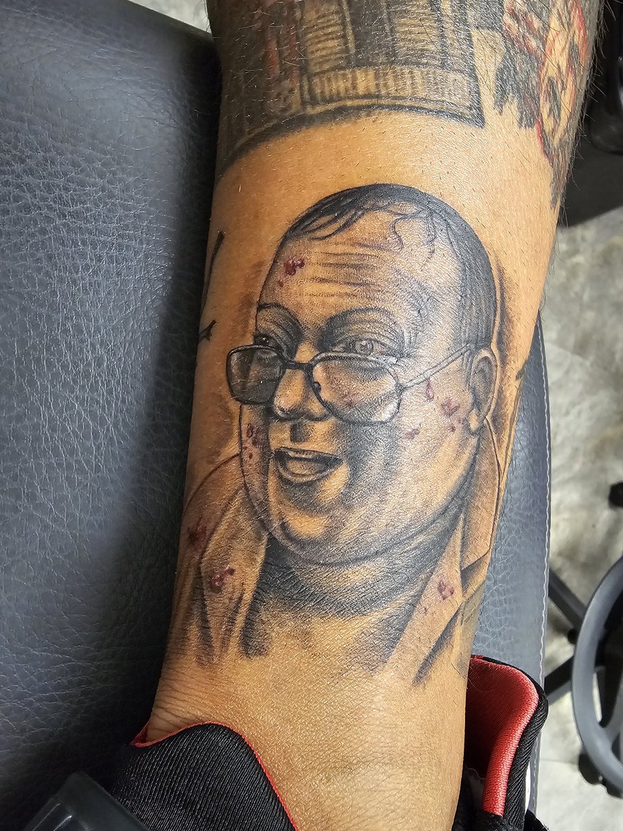 BigBubbleBoy's tweet photo. My newest edition to my Horror Leg &amp; I Absolutely love how it came out my Human Centipede Tattoo the detail on Martin is amazing I'm sure @tom_six &amp; @LaurenceRHarvey would be proud #horror #HorrorCommunity #HorrorMovies #horrorfan #horrorjunkie  #thehumancentipede #horrortattoo https://t.co/tTUhqMqfDK