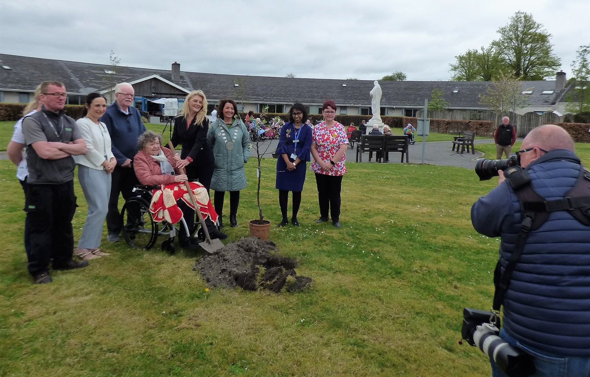 Two apple trees have been planted in the garden of the Sacred Heart Hospital in Carlow, marking the occurrence of “Earth Day” this week. hse.ie/eng/services/n…