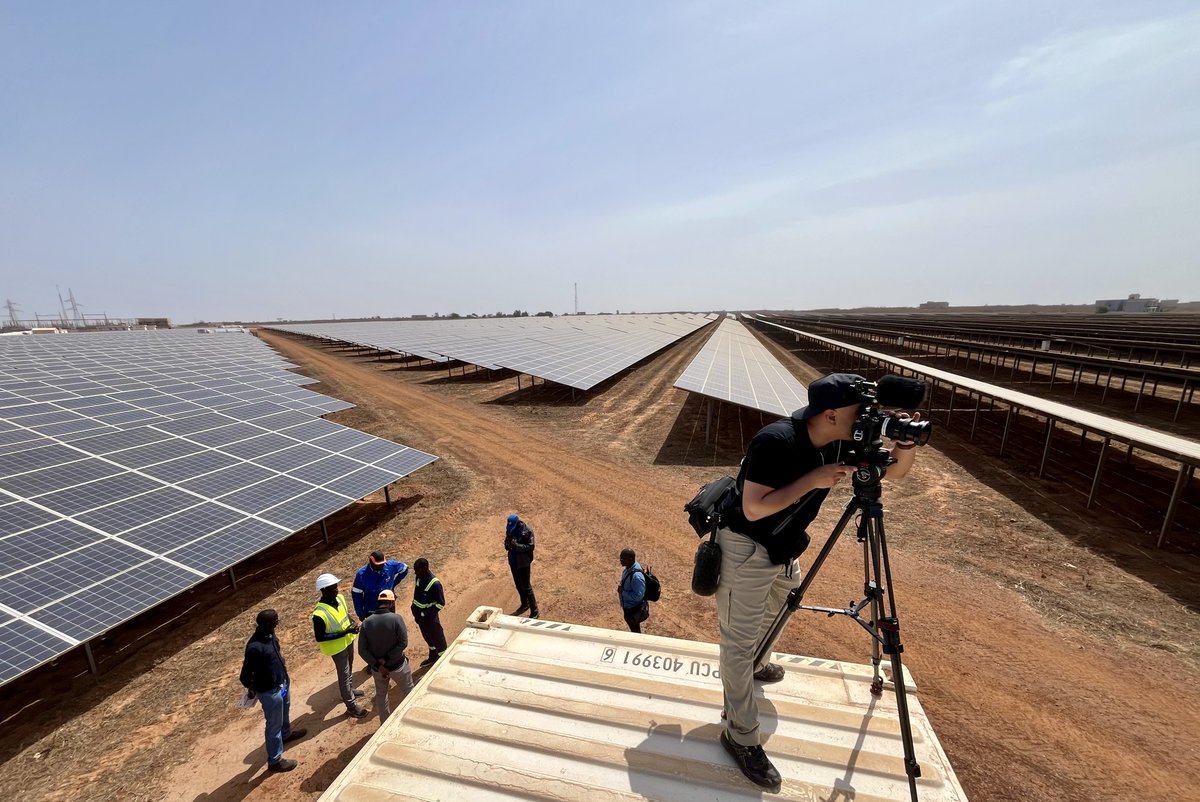 Le #Sénégal prend le virage des énergies vertes à la vitesse grand V.  15 centrales solaires, entre autres, alimentent train et bus électriques, contribuant à réduire la pollution atmosphérique à #Dakar.  Reportage au #tj22h avec @CGalipeauTJ et @clatreil