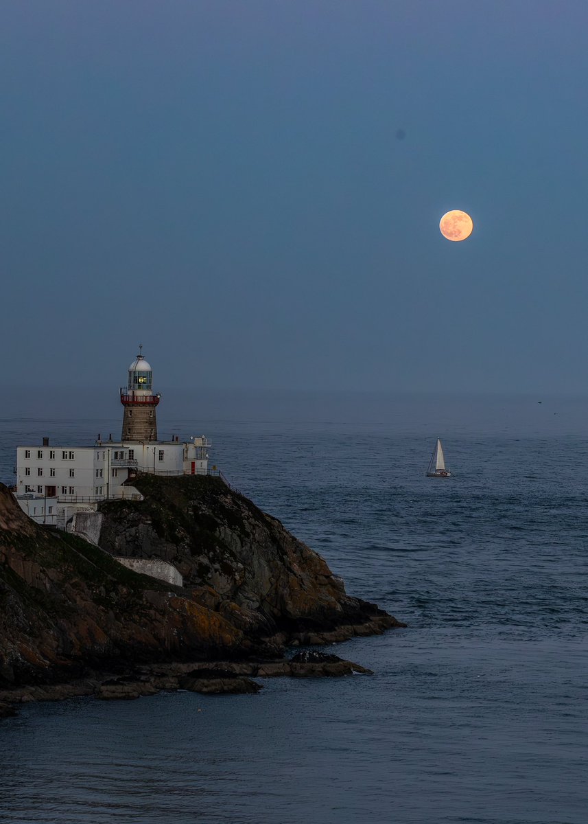 Moonrise as a yacht sailed towards the Baily Lighthouse on the Howth Peninsula this evening. @VisitDublin @LovinDublin @HowthTidyTowns @discoverirl @AstronomyIRL @ThePhotoHour