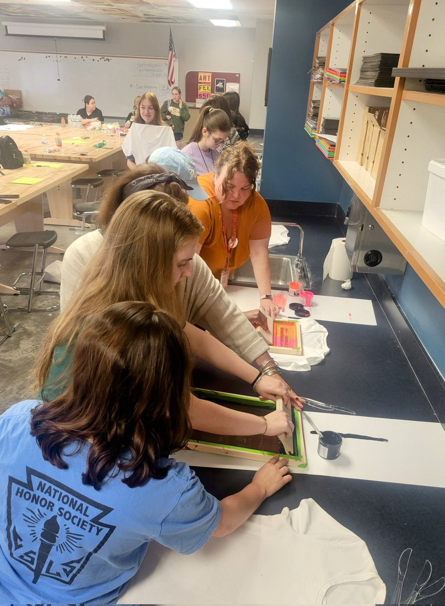 SCHS_Burd's tweet photo. Getting ready for STATE VASE with our custom shirts! @HumbleISD_SCHS @VisualArtHumble @TXarted #statevase @bestisthestandard https://t.co/OA0udriCFt