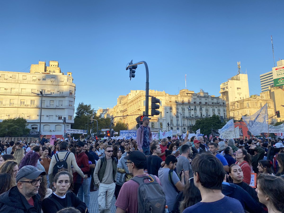Para allá es la plaza , imposible llegar