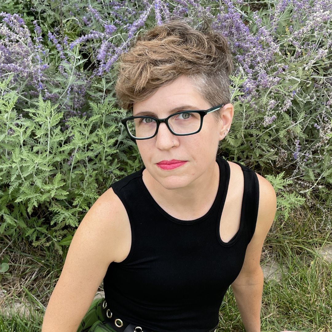 'I’m always writing toward that fear: that I either don’t know myself or have been wrong about what has actually shaped me into the person I am.' —@suburbanprairie on her latest book, A CALENDAR IS A SNAKESKIN (@autofocuslit), with interviewer Sara Rauch: full-stop.net/2024/04/30/int…