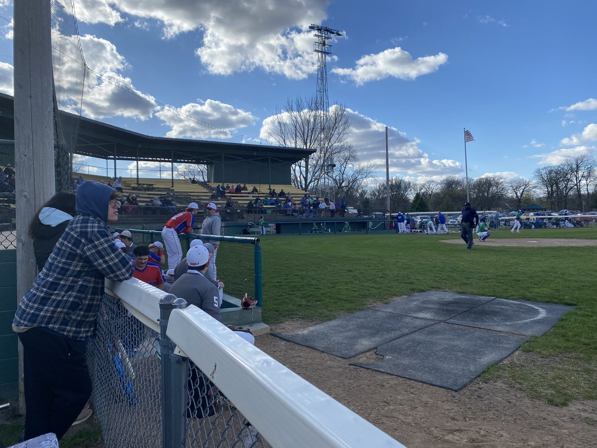 Big crowd in Marcusen! LP leads Southland 1-0 after 3. Pitchers dual between VaDeer and Jax.