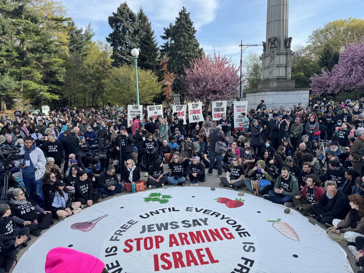 BREAKING: Thousands of US Jews with @jvplive, @ifnotnoworg, and @jfrejnyc are holding an emergency Passover seder, shutting down the streets of Senate Majority Leader Chuck Schumer’s home to demand he stop sending weapons to the Israeli government as it carries out a genocide.🧵