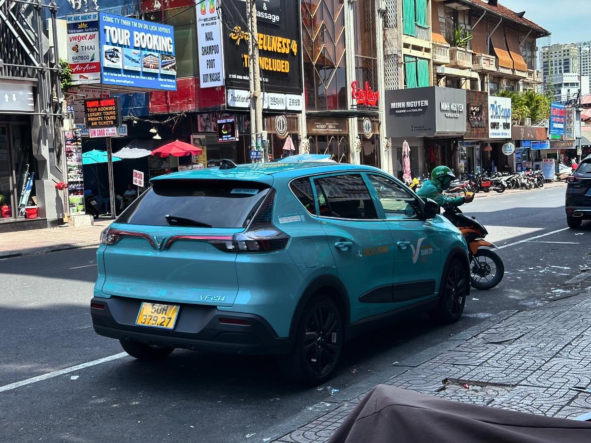 mcuff's tweet photo. Xanh SM, a Vietnamese taxi service, runs a fleet of electric cars and scooters made by Vinfast. Cool indeed https://t.co/KgIiZvjPhv