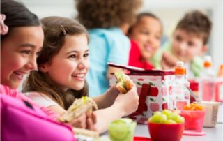 Want to make your kids happy and give them a healthy school lunch too? See Dishes2U lunch delivery services details for your school!   #schoollunch #dishes2u #schoollunches #schoollunchprogram