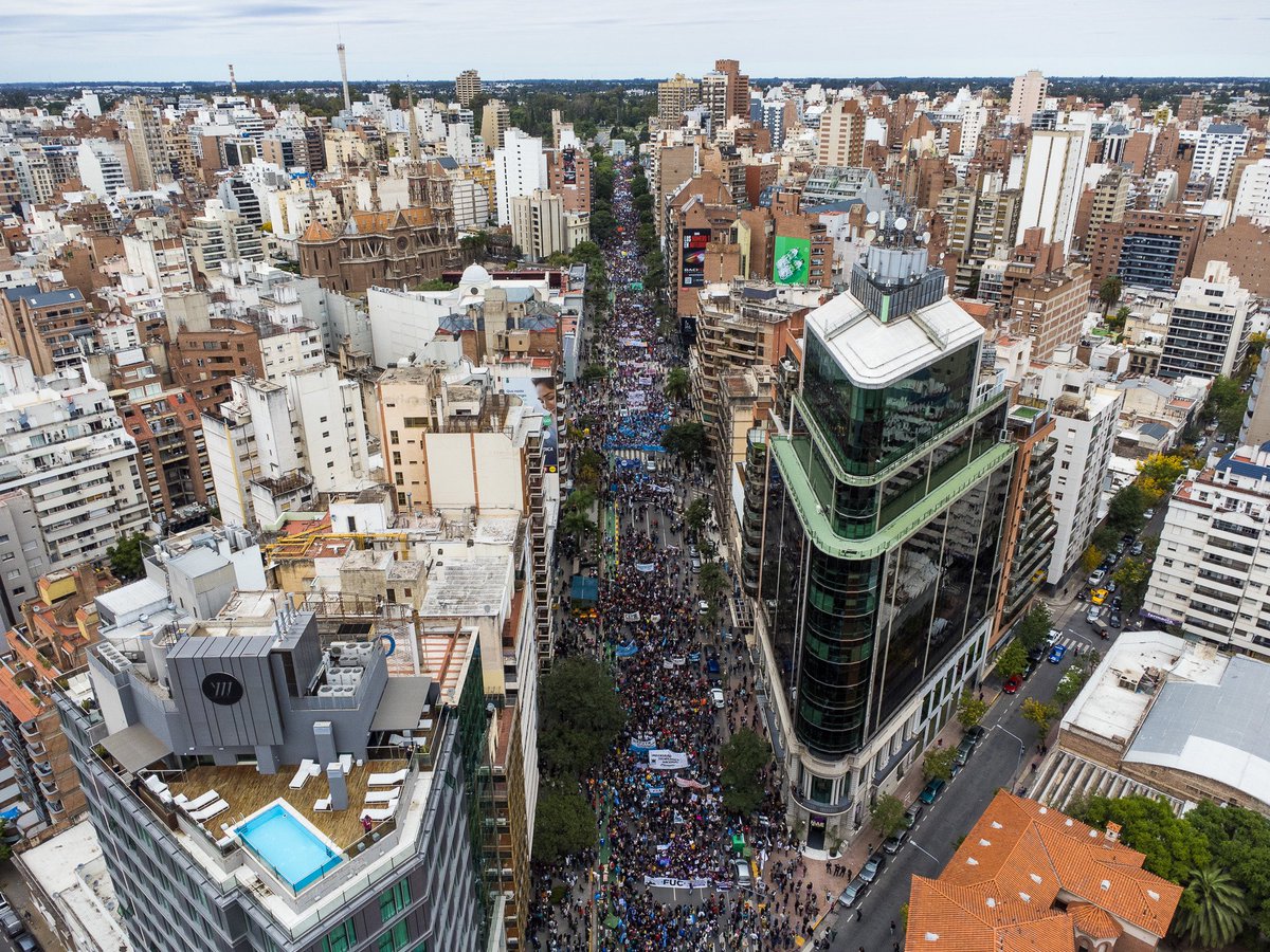 📌Multitudinaria movilización en defensa de la educación pública. Más de 75 mil personas marcharon en Córdoba en reclamo por mayor presupuesto universitario y mejores salarios de los trabajadores de las casas de altos estudios. 👉🏼Lee la nota completa. unc.edu.ar/comunicaci%C3%…