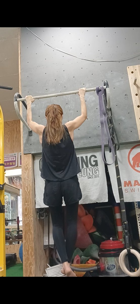 1) Psycotherapy 와 
Personal Training 을 같은 날에 받는 건
헹굼과 탈수 같다. 털어낸 마음이 몸에 남아있지 않게 강력 건조랄까.
2) 잠 못 드는 날이 모여 날개(광배)를 만들었다. 고로 꿰어보면 의미가 있다.
3) 사람 때문에 낮아진 채도를 올리는 것 또한 사람이다.