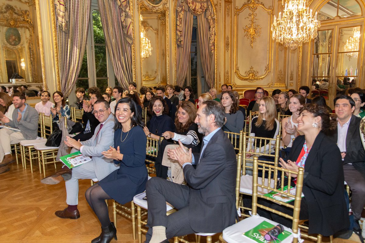 AFD_es's tweet photo. En el marco #DiaMundialdelaTierra AFD presentó en @FranceArgentine el Atlas de América Latina y el Caribe 17 iniciativas de desarrollo sostenible. Participaron los alumnos del @LJMBuenosAires para su sensibilización a los ODS sobre #Clima y #Desigualdades https://t.co/RJ4dG5IXrq https://t.co/AqESIfQpRe