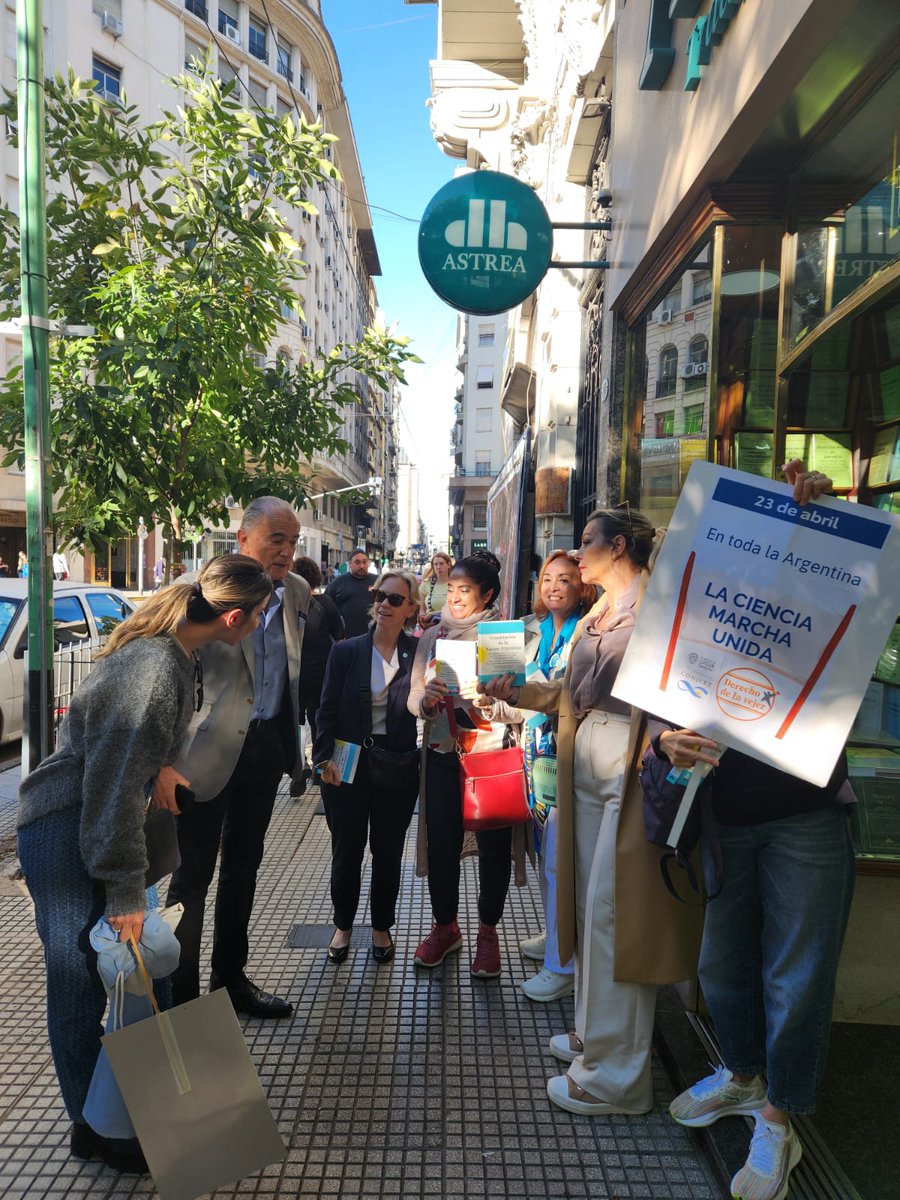 RFTCONICET's tweet photo. ⚠️Vinieron con UN arma letal para gobiernos que pretenden eliminar derechos: la Constitución Nacional ! 👏👏👏
Isolina con colegas del Instituto de Derecho #Gioja en la #MarchaFederalUniversitaria https://t.co/tmrgofQspZ