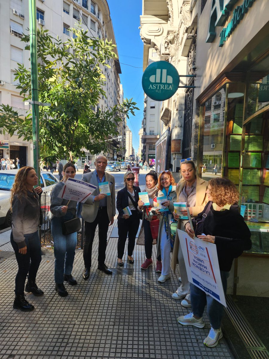 RFTCONICET's tweet photo. ⚠️Vinieron con UN arma letal para gobiernos que pretenden eliminar derechos: la Constitución Nacional ! 👏👏👏
Isolina con colegas del Instituto de Derecho #Gioja en la #MarchaFederalUniversitaria https://t.co/tmrgofQspZ