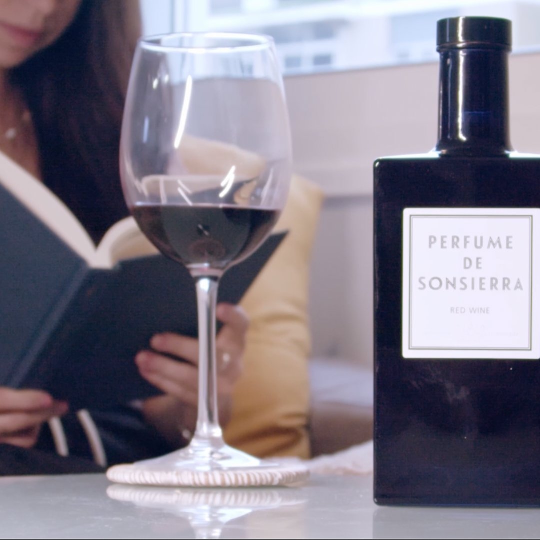 Nada mejor que celebrar el #DíadelLibro leyendo uno de tus libros favoritos y acompañarlo con un 🍷 como Perfume de Sonsierra. En boca es carnoso y potente, resultando en una experiencia para los sentidos que le hacen perdurar en el recuerdo... igual que una buena historia ❤️📖