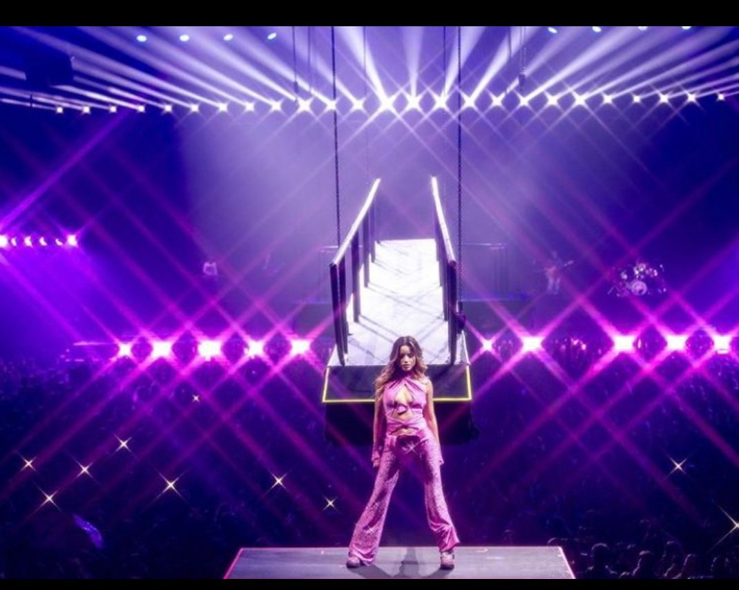tinigreeicyemi's tweet photo. Esta foto no me parece real... ES DIVINA QUE FOTOOOOONN 💘💘
#emimernes #emiliamernes #emimp3 #Mp3Tour https://t.co/FJoxyXlBmN